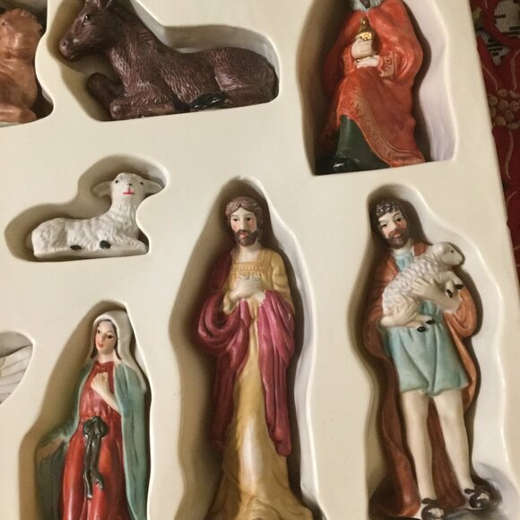 Vintage in original box porcelain Nativity set 11pc in amazing condition - Picture 5 of 5
